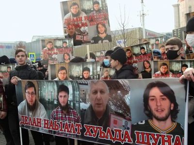 Митинг против семьи Янгулбаевых в Грозном. Фото: Михаил Суслов / Коммерсант