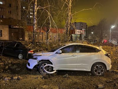 Последствия падения бомбы на улицу в Белгороде. Фото: t.me/astrapress