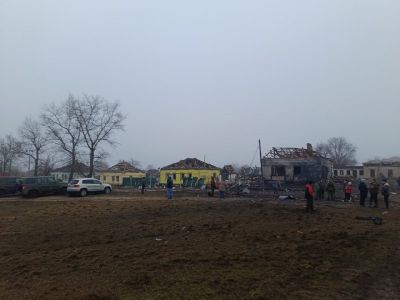 Поврежденные дома в результате случайного падения боеприпаса в селе Петропавловка в Воронежской области, 2 января 2023 года. Фото: 7x7
