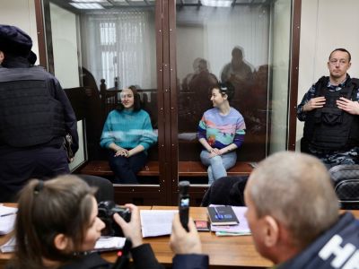 Женя Беркович и Светлана Петрийчук в зале суда. Фото: t.me/mediazona_exclusive