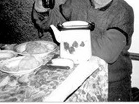 Человек с чайником. Фото с сайта nm.md