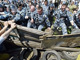 ОМОН ломает забор поселка в Бутове. Фото с сайта bashrevcom.ru (С).