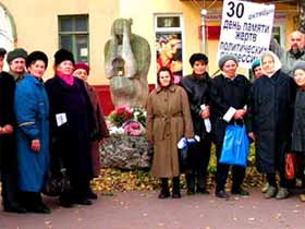 Пикет у памятника жертвам политических репрессий в Пензе. Фото А. Преснова для Каспарова.Ru (c)
