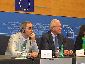гарри Каспаров на пресс-конференции в Страсбурге. Фото Виталия Черникова