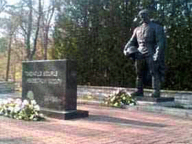 Бронзовый солдат на таллинском Военном кладбище. Фото с сайта www.izvestia.ru