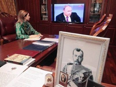 Н.Поклонская конспектирует выступление Путина. Публикуется в vg-saveliev.livejournal.com