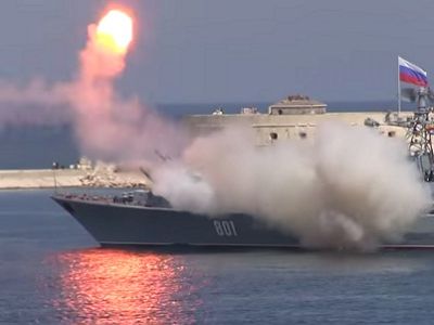 Неудачный пуск ракеты на параде в день ВМФ в Севастополе, 26.7.15. Скриншот видео: https://www.youtube.com/watch?v=Z4RJ-mS0yAg