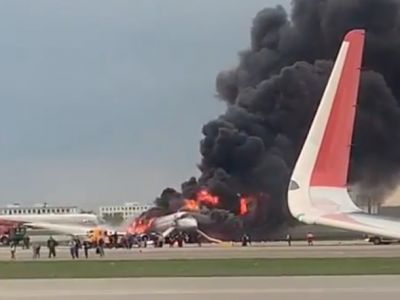 Горящий Sukhoi Superjet в Шереметьево, 5.5.19. Фото: www.instagram.com/chp_sochi_/