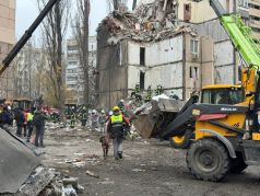 Спасатели работают на месте поврежденного от удара беспилотника девятиэтажного панельного дома в Одессе, 2 марта 2024 год. Фото: Олег Кипер / Telegram
