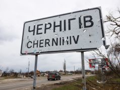 Поврежденный из-за обстрелов дорожный знак с указанием на Чернигов. Фото: Виталий Носач / РБК-Украина