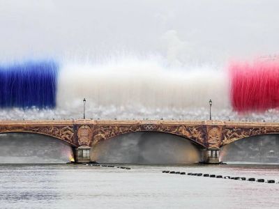 Флаг Франции на мосту через Сену на открытии Олимпиады. Фото: t.me/mogutinik
